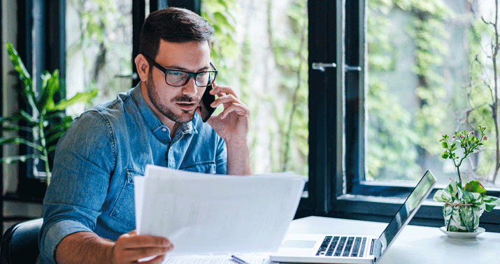 Un homme travaillant et téléphonant