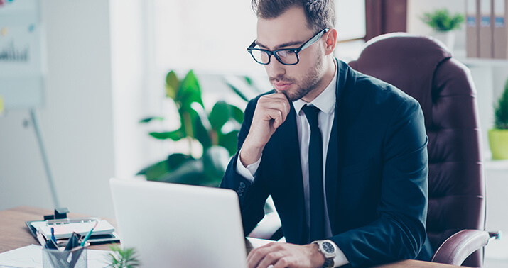 Un homme devant un ordinateur