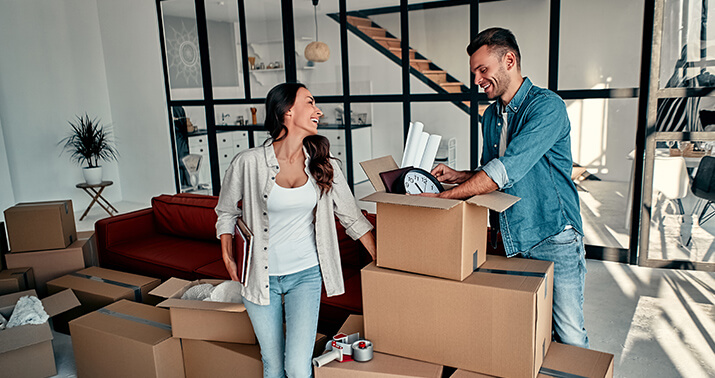 Couple avec des cartons